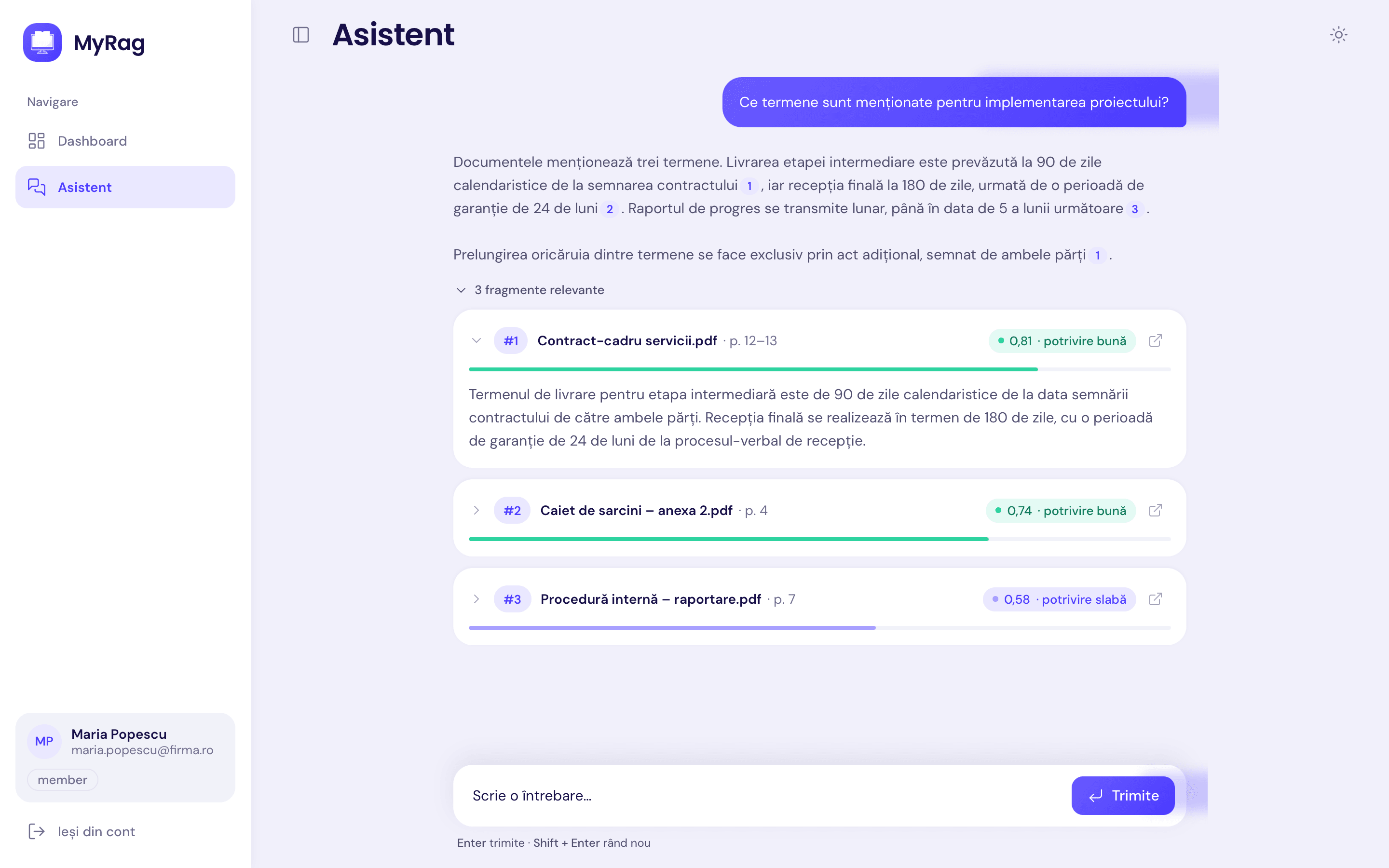 Asistentul AI răspunde la o întrebare despre termenele unui proiect, cu trei fragmente citate din contract, caiet de sarcini și procedura internă, fiecare cu documentul, pagina și scorul de potrivire
